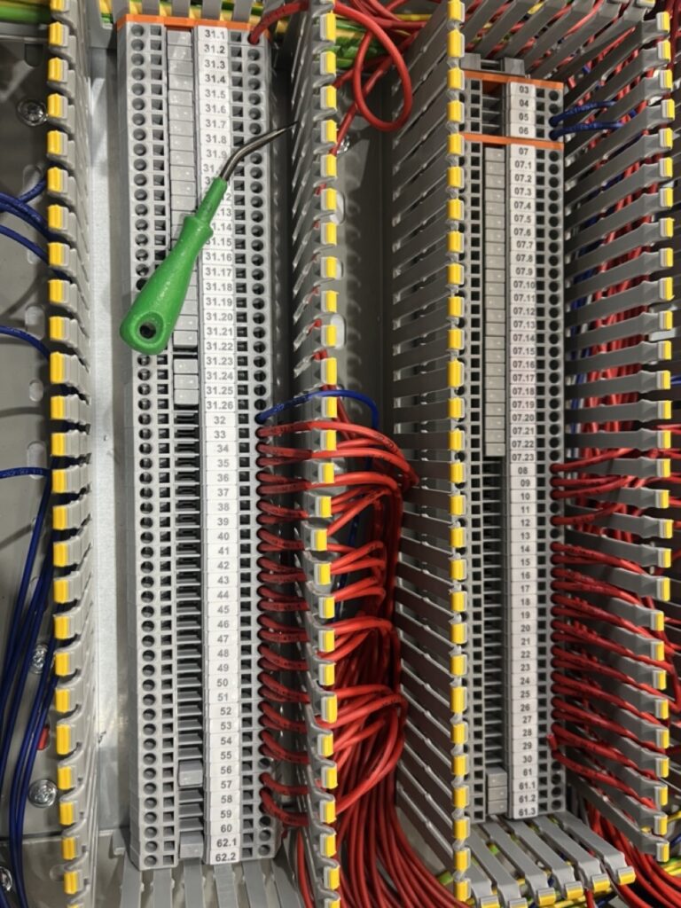 Cablaggio morsettiera quadro elettrico industriale